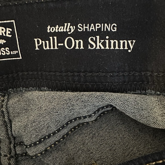 Levi Strauss Signature Gold Women's Totally Shaping Pull-on Jeans 31/28 - Picture 9 of 13